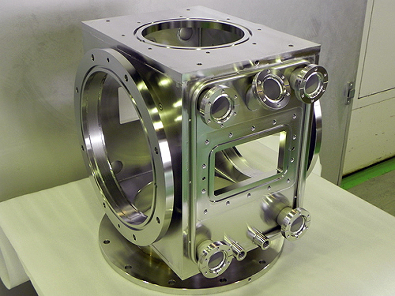 ステンレス製水冷管付き真空チャンバー