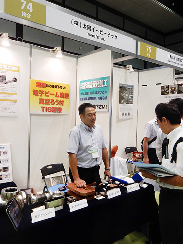 弊社の展示ブース(弊社代表が説明)