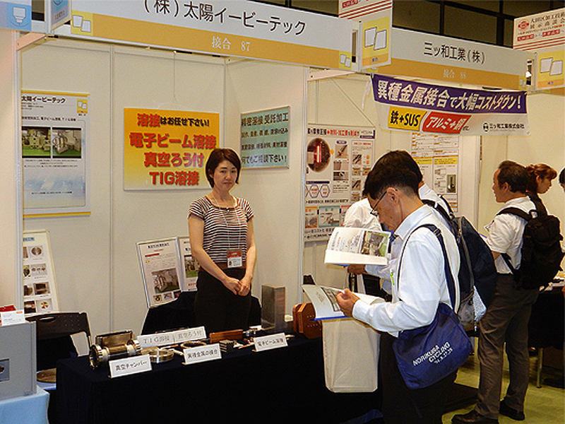 弊社のパンフレットを読むお客様