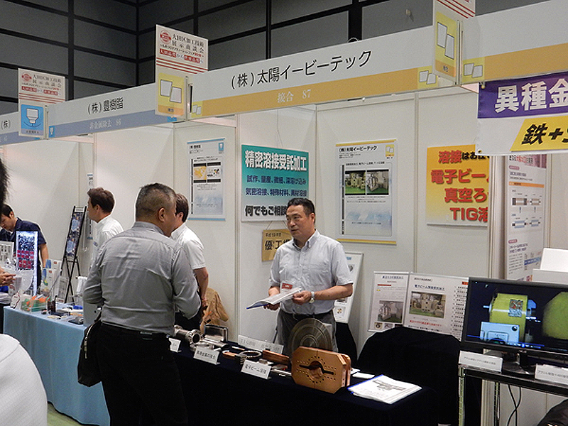 弊社の溶接技術を説明する弊社代表